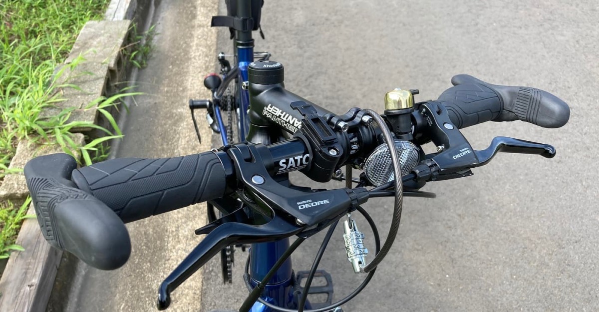 440mmのハンドルを装着したクロスバイクを紹介する画像