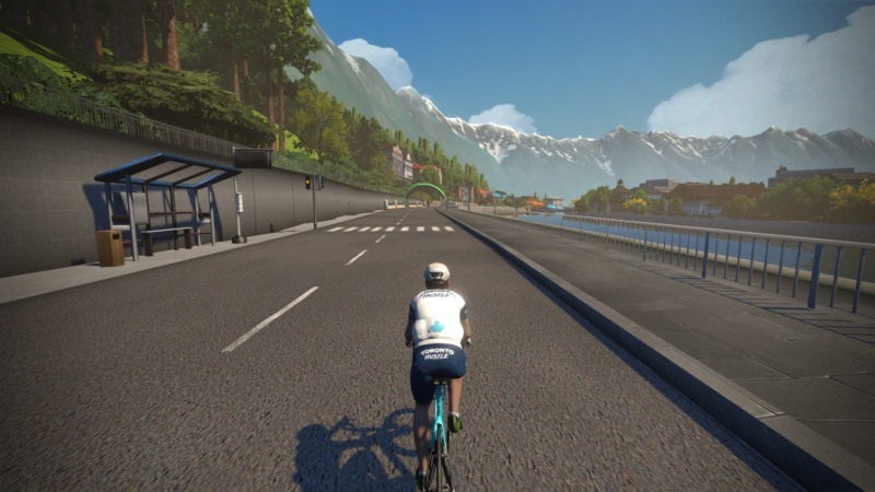 ゲームPCだとZwiftのインズブルックの山々がキレイに表示されることを紹介する画像