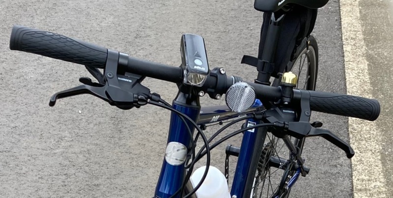 560mmの標準ハンドルを装着したクロスバイクを紹介する画像
