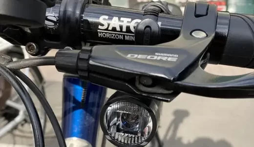 吊り下げ式の自転車ライト、GVOLT70を紹介する画像