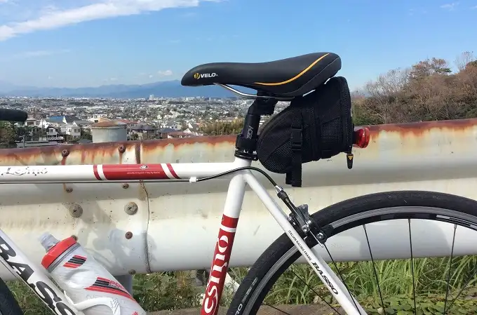Plushサドルを装着したクロスバイクのサイドビューを紹介する画像