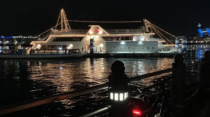 夜の横浜港客船