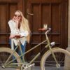 自転車と女性の画像