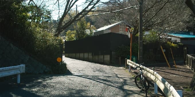鎌倉の激坂が始まる地点の画像