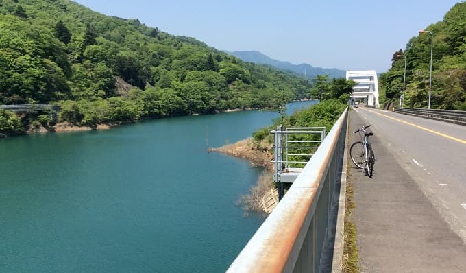 宮ケ瀬湖とシティサイクルの画像