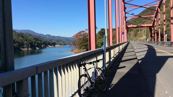 宮ケ瀬湖の鉄橋とクロスバイクの画像