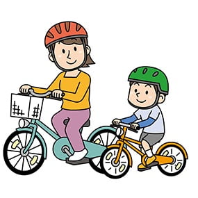 ヘルメットを着用している親子の自転車の画像