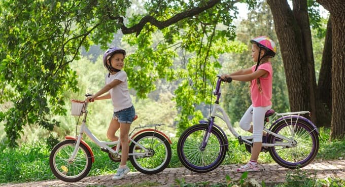 自転車で遊んでいる子どもたち